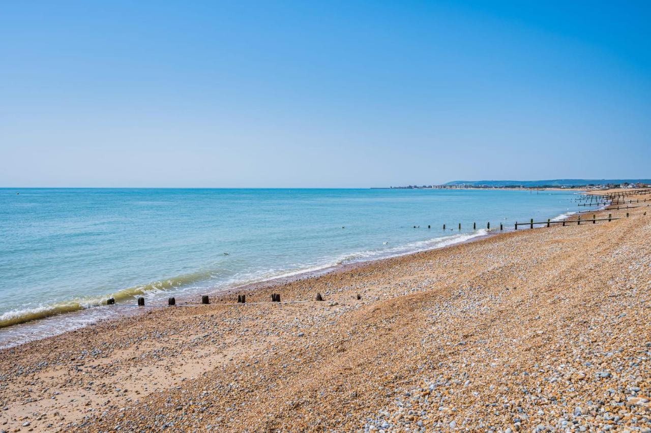 Spacious 4-Bed Beach Retreat For Families Steps From The Shore In Pevensey Bay المظهر الخارجي الصورة